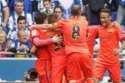 Los jugadores del Barça felicitan a Neymar por su gol ante el Espanyol en Cornellà.-Foto: JORDI COTRINA