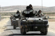 Soldados turcos con tanques regresan de una misión en Siria.-SEDAT SUNA / EFE