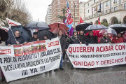 Un grupo de pensionistas amparado por los dos sindicatos mayoritarios se concentra a las puertas de la Subdelegación del Gobierno en Burgos.-SANTI OTERO