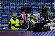 Courtois, en los prolegómenos del Madrid-Rayo en el Bernabéu.-AFP / GABRIEL BOUYS
