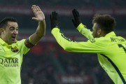 Xavi y Neymar celebran uno de los goles del Barça en San Mamés.-Foto: JORDI COTRINA