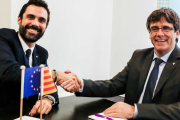El president del Parlament, Roger Torrent, y el candidato a se investido presidente de la Generalitat, Carles Puigdemont, en Bruselas-EFE