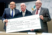 Entrega del cheque al Banco de Alimentos.-ECB