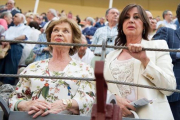 Carmen Franco y su hija, Carmen Martínez-Bordiú, en la plaza de toros de Las Ventas, en el 2015.-CURTO DE LA TORRE