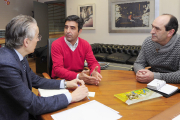 (De izq. a dcha), Roberto Sáiz, Esteban Martínez y Eliseo Martínez durante la reunión que mantuvieron ayer.