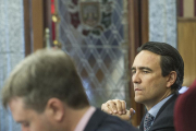 El secretario general Luis Alfonso Manero, en segundo plano, en un momento del Pleno celebrado ayer.-ISRAEL L. MURILLO