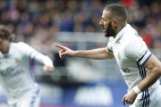 Benzema celebra su primer gol en Ipurua ante el Eibar antes del primer cuarto de hora.-EFE / JUAN HERRERO