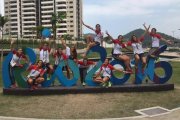 El equipo femenino de hockey hierba femenino posa en la Villa Olímpica.-TWITTER