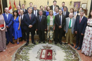 Foto de familia de los 25 diputados provinciales que configuran la actual corporación provincial que presidirá, nuevamente, el popular César Rico (centro de la imagen).-R. O.
