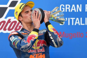 El piloto portugués de Moto3, Miguel Oliveira, celebra el podio tras ganar el Gran Premio de Italia.-EFE