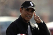 Obama saluda luciendo la gorra de los Chicago White Sox de beisbol.-YURI GRIPAS