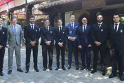 Ejecutivos y personal del Burgos CF posan con los modelos diseñados por la sastrería Antonaga, ayer.-RAÚL OCHOA