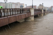 Los mirandeses paseaban ayer por el puente Carlos III con cierto temor ante el desbordamiento del río Ebro.-MARCO REMÓN