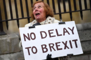 Una manifestante partidaria del brexit sostiene una pancarta ante el Parlamento británico, en Londres.-DYLAN MARTINEZ (REUTERS)