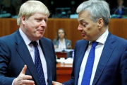 Johnson (izquierda) junto a su colega belga Didier Reynders, en Bruselas, este lunes.-REUTERS / YVES HERMAN