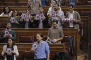 Diputados de Podemos muestran carteles a favor de los derechos humanos al inicio del pleno del Congreso.-JOSÉ LUIS ROCA