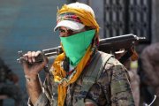Un combatiente de las Fuerzas Democráticas de Siria el pasado mes de agosto en la localidad de Manbij.-AFP / DELIL SOULEIMAN