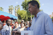 Campaña de Xavier Garcia Albiol, en un mercado de fruta de Mataró este sábado.-JOAN PUIG