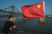 El Broken Bridge sobre el río Yalu une la ciudad norcoreana de Sinuiju con la china de Dangong-AFP / NICOLAS ASFOURI