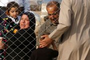Un grupo de refugiados iraquís que han salido de Mosul.-SAFIN HAMED / AFP