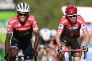 Alberto Contador y Chris Froome llegan juntos a la meta de Santo Toribio, en Cantabria-EFE / JAVIER LIZÓN