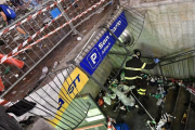 Un bombero inspecciona una valla que cedió en la plaza de San Carlos de Turín, probable origen de la estampida.-AP / ALESSANDRO DI MARCO