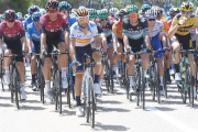 Alejandro Valverde encabeza el pelotón de la Vuelta a Burgos. RICARDO ORDÓÑEZ