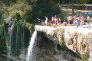 Un joven a punto de lanzarse al agua en la cascada en la que ocurrió la tragedia.-ECB