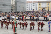 La aglomeración de personas en la plaza, en la imagen  en el momento del baile de los danzantes, obligó a realizar el baile de Gigantillos en la Plaza de San Juan y no en la cubierta del monasterio como estaba previsto.-SANTI OTERO