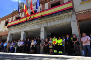 El Ayuntamiento de Las Rozas (Madrid) ha guardado este mediodía un minuto de silencio en memoria de Ignacio Echevarría, el joven español muerto en los atentados de Londres del pasado sábado.-EFE