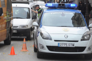 Un policía local conversa con un conductor.-ISRAEL L. MURILLO