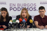 Pablo Fernández atiende a los medios juntos a los concejales Blanca Guinea y Raúl Salinero.-ICAL