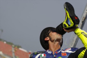 La celebración 8Valentino Rossi imitó ayer el brindis que Jack Miller se inventó al ganar en Holanda.-