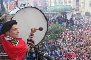 El sonido del Bombo acompaña los actos de las fiestas mirandesas-E. M.