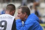 Ángel Viadero da instrucciones a Ander Vitoria durante un partido.-RAÚL G. OCHOA