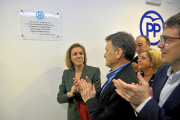 La secretaria general del PP, con Vázquez y Mañueco, durante la inauguración de la nueva sede.-ICAL