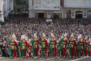 Una multitud se agolpó en la plaza del Rey San Fernando para seguir la ya tradicional chirigota de la Peña Recreativa Castellana.-Raúl Ochoa