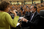Dolors Montserrat y Mariano Rajoy, al inicio de la sesión de control al Gobierno.-JOSÉ LUIS ROCA
