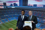 Rodrygo, junto a Florentino Pérez, en la presentación del futbolista como nuevo jugador del Real Madrid.-JOSÉ LUIS ROCA