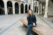 Carolina Blasco en la plaza Mayor tras hablar sobre la Zona de Bajas Emisiones.
