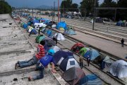 Campamento improvisado para migrantes y refugiados un una estación de tren en la frontera entre Grecia y Macedonia.-REUTERS / MARKO DJURICA