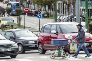 Un hombre camina con un carrito con pertenencias por la capital burgalesa.-ISRAEL L. MURILLO