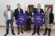 El presidente del San Pablo, Félix Sancho -segundo por la izquierda- posa con las camisetas junto a los patrocinadores. R. OCHOA