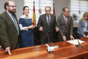 (De izq. a dch) López, Conde, De Pablos, Fernández Mardomingo y Paniego en la sede de la Junta.-R.O.
