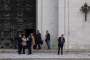 Los ejecutivos de Patrimonio Nacional y de Presidencia del Gobierno, en la puerta trasera de la basílica del Valle de los Caídos el pasado martes, antes de comenzar su visita.-JOSE LUIS ROCA