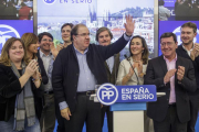 Juan Vicente Herrera, junto a candidatos burgaleses, Lacalle y Rico, saluda a los afiliados que se dieron cita en el Fórum para cerrar la campaña.-SANTI OTERO