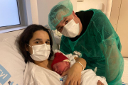 Laura Izquierdo y Claudio Pertrisa con su hija Lua Gabriela. ECB