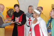 El alcalde, vestido de medieval, recibe el reconocimiento en el Arco de Santa María.-ISRAEL L. MURILLO
