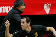 Sampaoli, detrás de Godín, en el partido del pasado domingo en el que el Sevilla derrotó al Atlético.-MARCELO DEL POZO