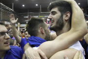Álex Barrera (derecha) celebra con Steinarsson el ascenso a ACBlogrado el pasado 9 de junio en Villamuriel.-SANTI OTERO